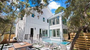 A modern house with a pool, outdoor furniture, and a well-maintained lawn. - The Blue Pearl at Grayton|Golf Cart to Beach|Private Pool (Santa Rosa Beach)