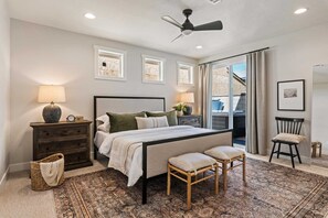 10 Schlafzimmer, Schreibtisch, Bügeleisen/Bügelbrett, Reisekinderbett