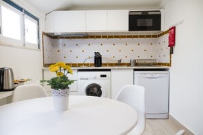Réfrigérateur, micro-ondes, plaque de cuisson, lave-vaisselle