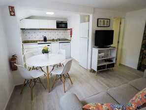 TV - Charming top floor duplex apartment. (Mafra)