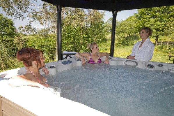 Tina de hidromasaje al aire libre