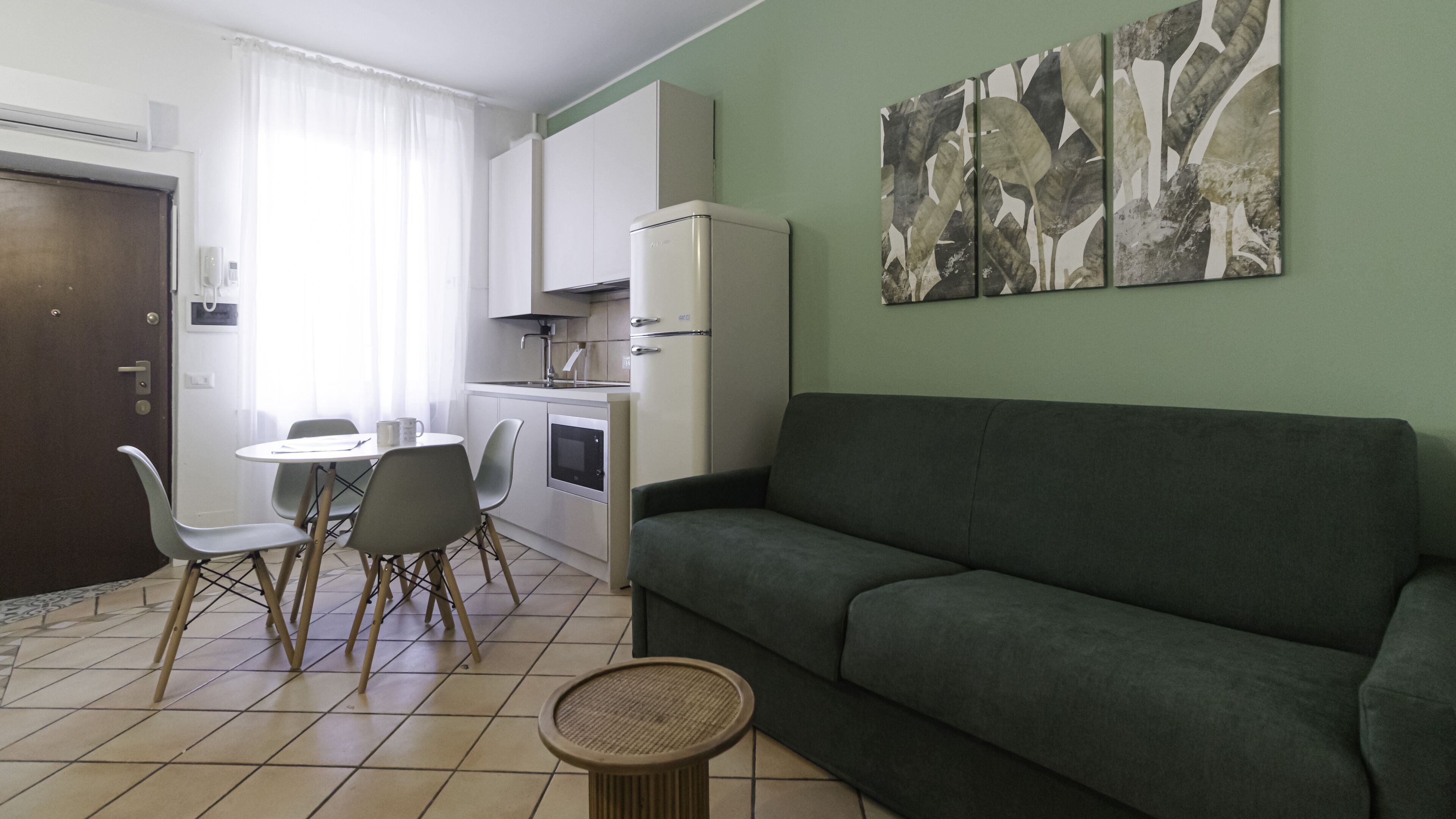 Leilighet (1 Bedroom) | Oppholdsområde | En 55-tommers TV med kabel-kanaler