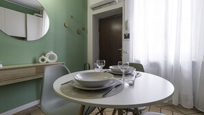 Apartment (1 Bedroom) | Esszimmer