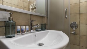 Apartment (1 Bedroom) | Badezimmer | Dusche, Bidet, Handtücher