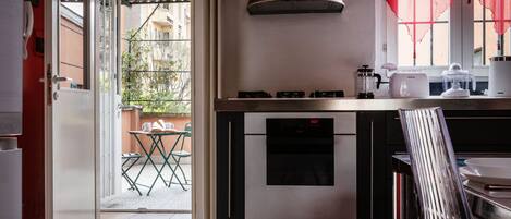 Apartament (2 Bedrooms) | Sala d'estar | Televisor de 55 polzades amb canals per cable