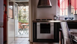 公寓 (2 Bedrooms) | 起居區 | 55-吋電視，提供有線頻道