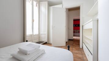 Apartment (2 Bedrooms) | 2 bedrooms, iron/ironing board, cots/infant beds, bed sheets