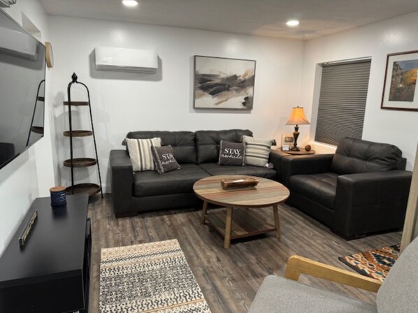 Living area - The Brown Stone on Main (Oak Hill)