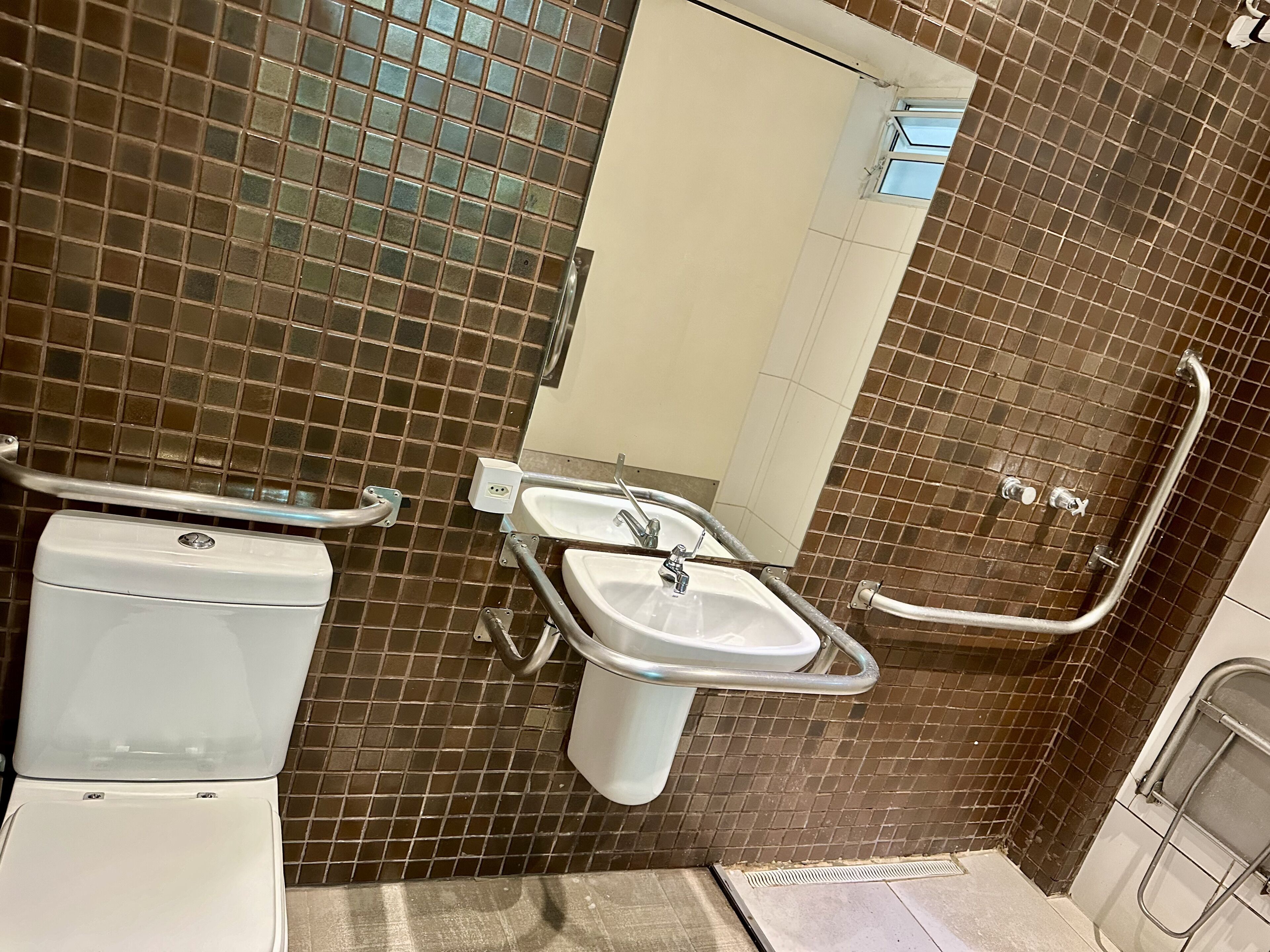 Tabla de planchar con plancha y wifi gratis 