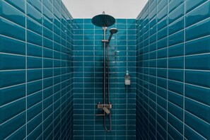 Amenidades de baño gratuitas, secadora de cabello, pantuflas 