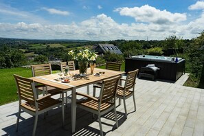 تناول الطعام بالخارج