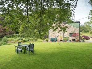 Outdoor dining - Rhyd y Brown Farmhouse, Llys Y Fran (Clarbeston Road)