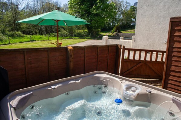Outdoor spa tub