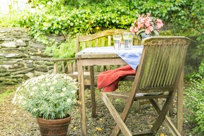 Outdoor dining - Cinnamon Cottage, Newcastle Emlyn (Felindre)