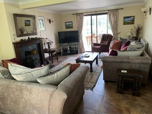 Tv, eldstad, dvd-spelare och böcker