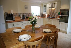 Kylskåp, mikrovågsugn, ugn och diskmaskin