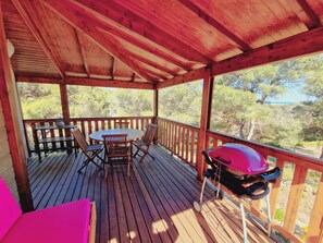 Outdoor dining - "Sunny Getaway: Chalet with Pool & Sea View – Cap d'Agde" (Agde)