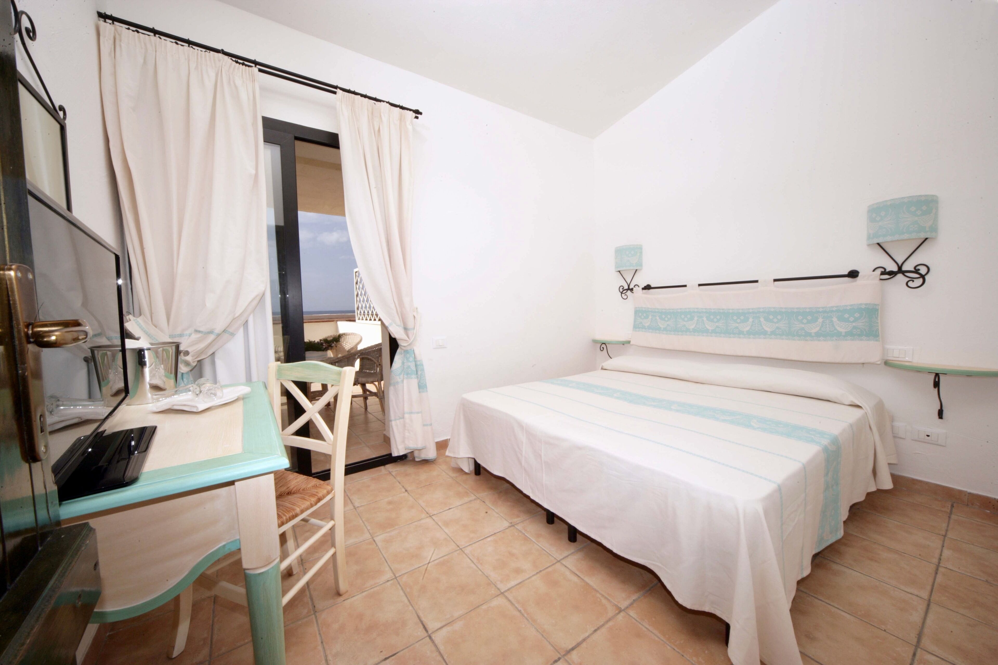 Habitación superior con 1 cama doble o 2 individuales, vistas al mar | Ropa de cama