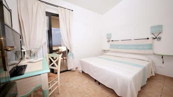 Habitación superior con 1 cama doble o 2 individuales, vistas al mar | Ropa de cama