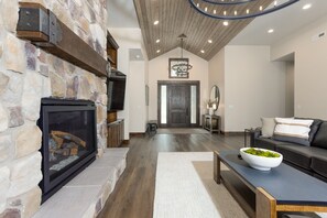 Télévision, cheminée, lecteur de DVD, baby-foot