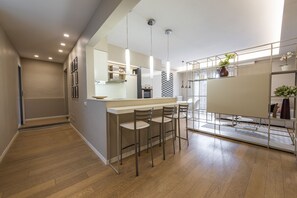 Leilighet – deluxe | Oppholdsområde | En 40-tommers Flatskjerm-TV med digitale kanaler