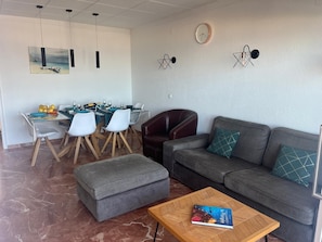 TV, books - Roses - Los Sauces - Apart 3 rooms (Rosas / Roses)