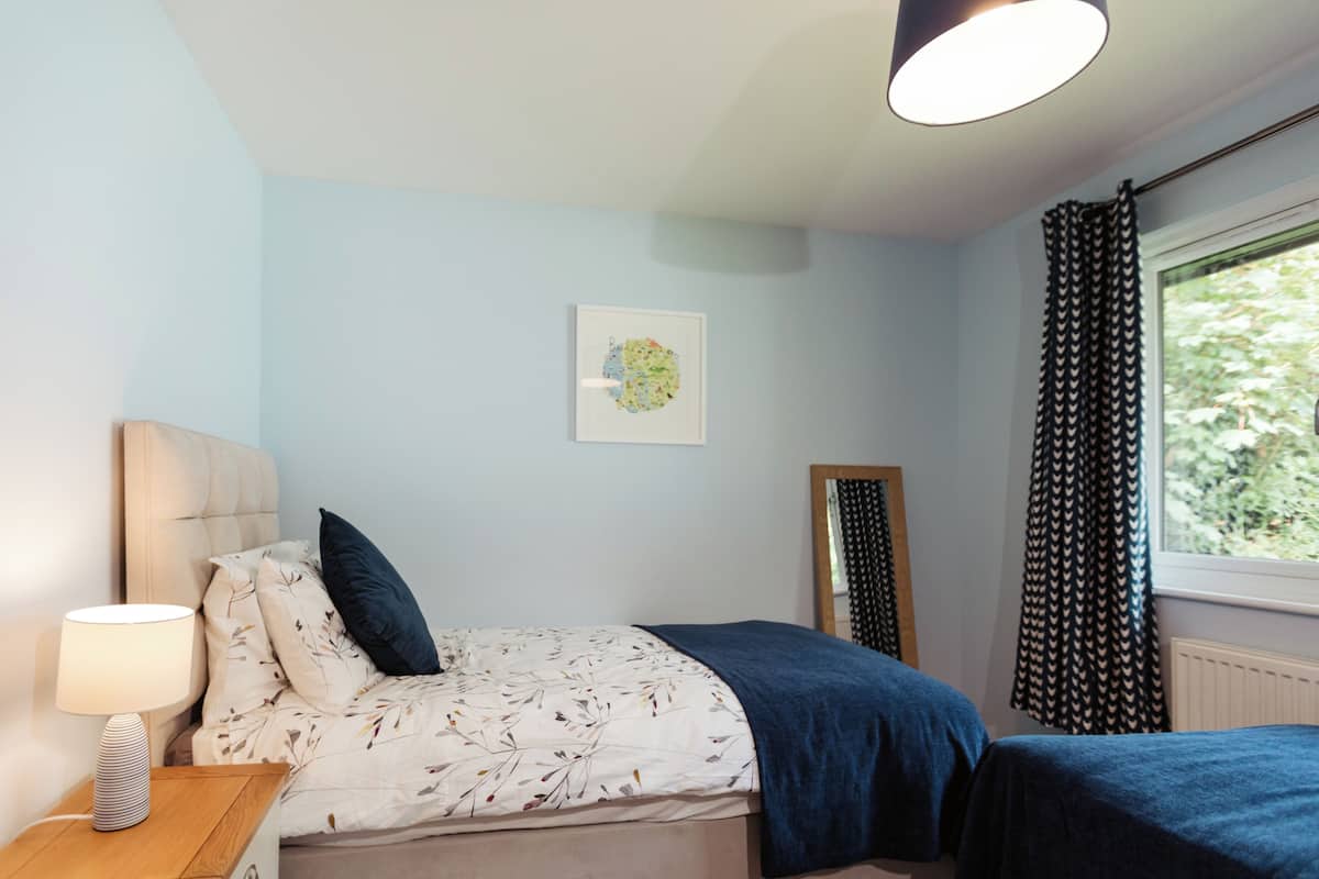 2 bedrooms, iron/ironing board, free WiFi, bed sheets