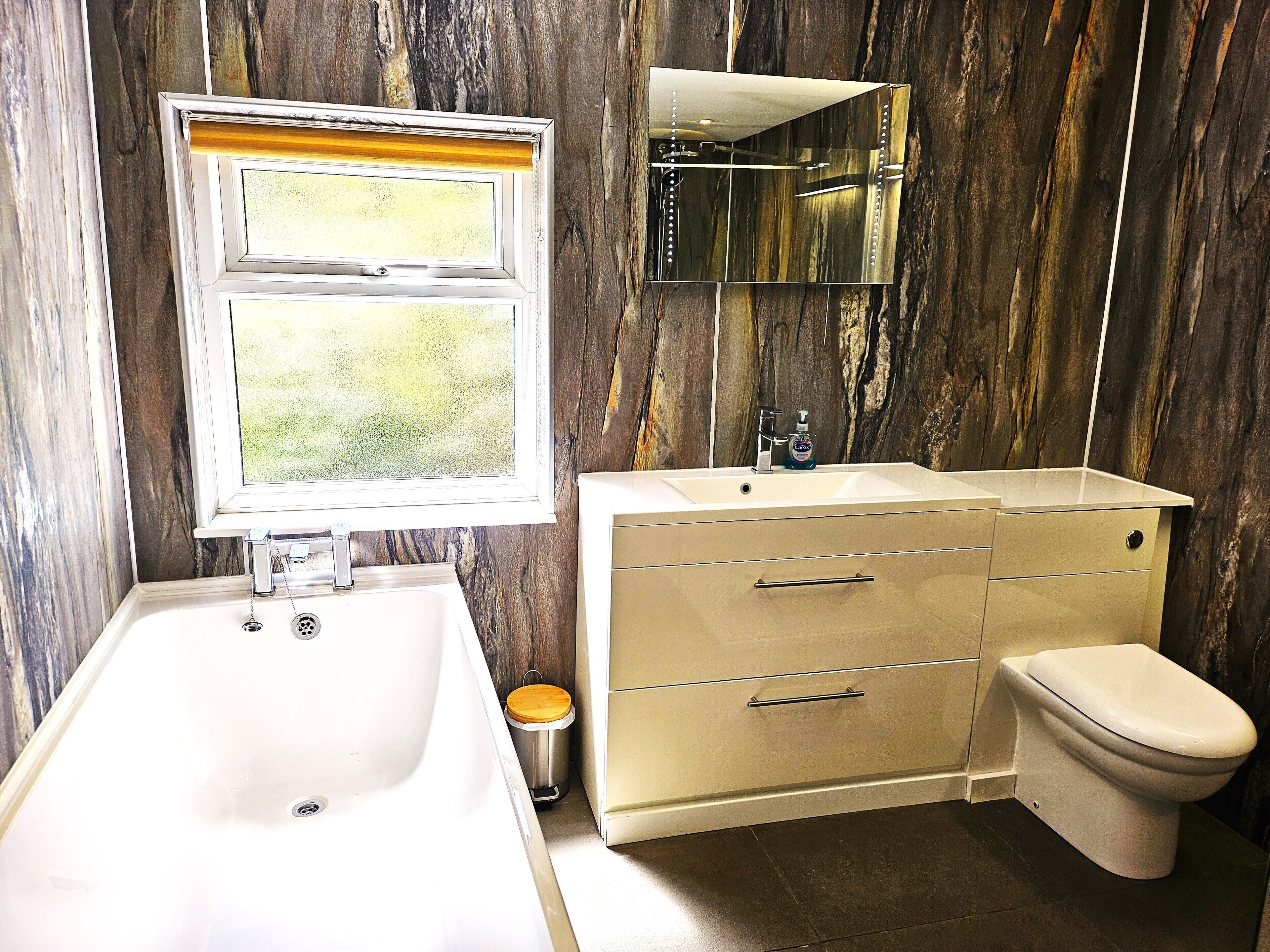 Stratton House | Salle de bain | Séchoir à cheveux, serviettes fournies, papier de toilette