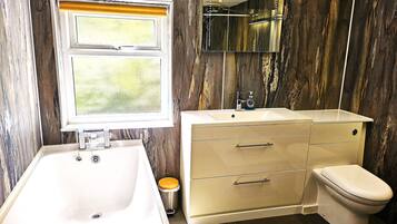 Stratton House | Salle de bain | Séchoir à cheveux, serviettes fournies, papier de toilette