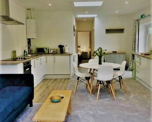 Helyk Lodge | Eget kjøkken | Kjøleskap, mikrobølgeovn, ovn og kokeplater