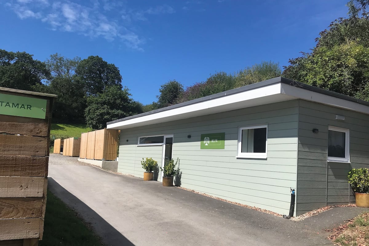 Helyk Lodge | Iron/ironing board (on request), WiFi (free), bed sheets
