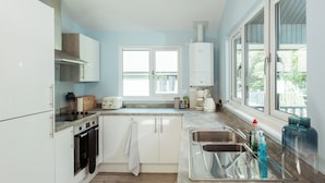 Full-size fridge, microwave, oven, stovetop - Willow Valley Holiday Park (Bude)