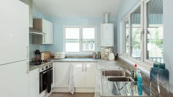 Full-sized fridge, microwave, oven, stovetop