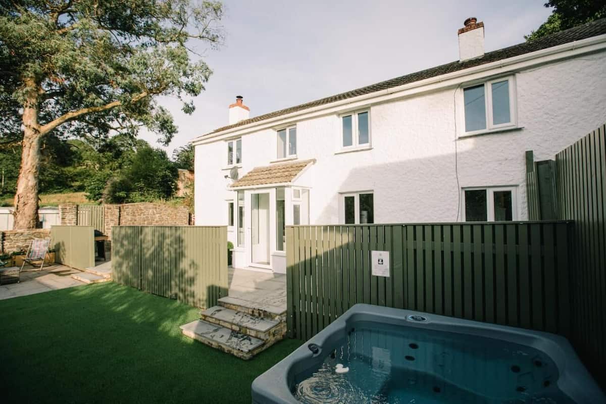 Stratton House | Iron/ironing board (on request), WiFi (free), bed sheets