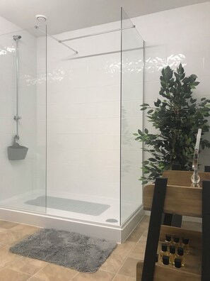 Mordros | Badeværelse | Hårtørrer, håndklæder, Toiletpapir