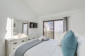 Apartment (2 Bedrooms) | Interior - Bright & Airy Myrtle Beach Condo: 1 Block to Ocean (Myrtle Beach)