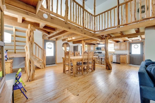 Pet-friendly Cabin on 3 Acres: 7 Mi to Uvalde!