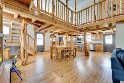 Pet-friendly Cabin on 3 Acres: 7 Mi to Uvalde!