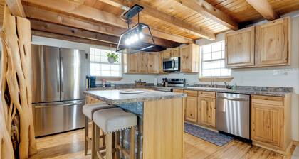 Pet-friendly Cabin on 3 Acres: 7 Mi to Uvalde!