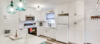 Cape May Home w/ Deck ~ 2 Mi to Beach!