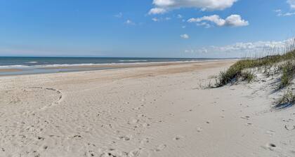Fernandina Beach Townhome, Steps to Public Beach