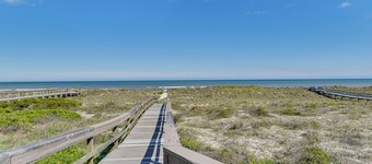 Fernandina Beach Townhome, Steps to Public Beach