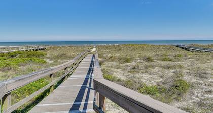 Fernandina Beach Townhome, Steps to Public Beach