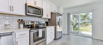 Fernandina Beach Townhome, Steps to Public Beach