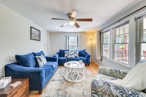 منزل (3 Bedrooms) | منطقة المعيشة | تلفزيون