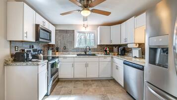 House (3 Bedrooms) | Private kitchen | Microwave, oven, stovetop, dishwasher