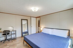 Hus (3 Bedrooms) | 3 soverom, skrivebord, skrivebord for bærbar PC og strykejern/-brett