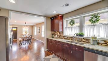 House (5 Bedrooms) | Interior