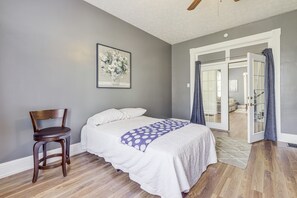 4 habitaciones y espacio para trabajar con laptop 