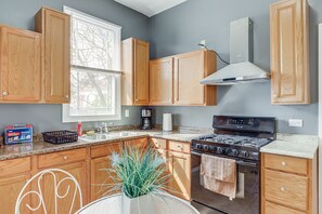 Microondas, horno, placa de cocina, licuadora